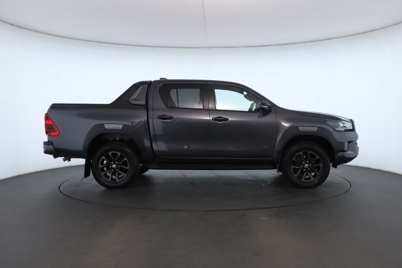 Toyota Hilux image 2