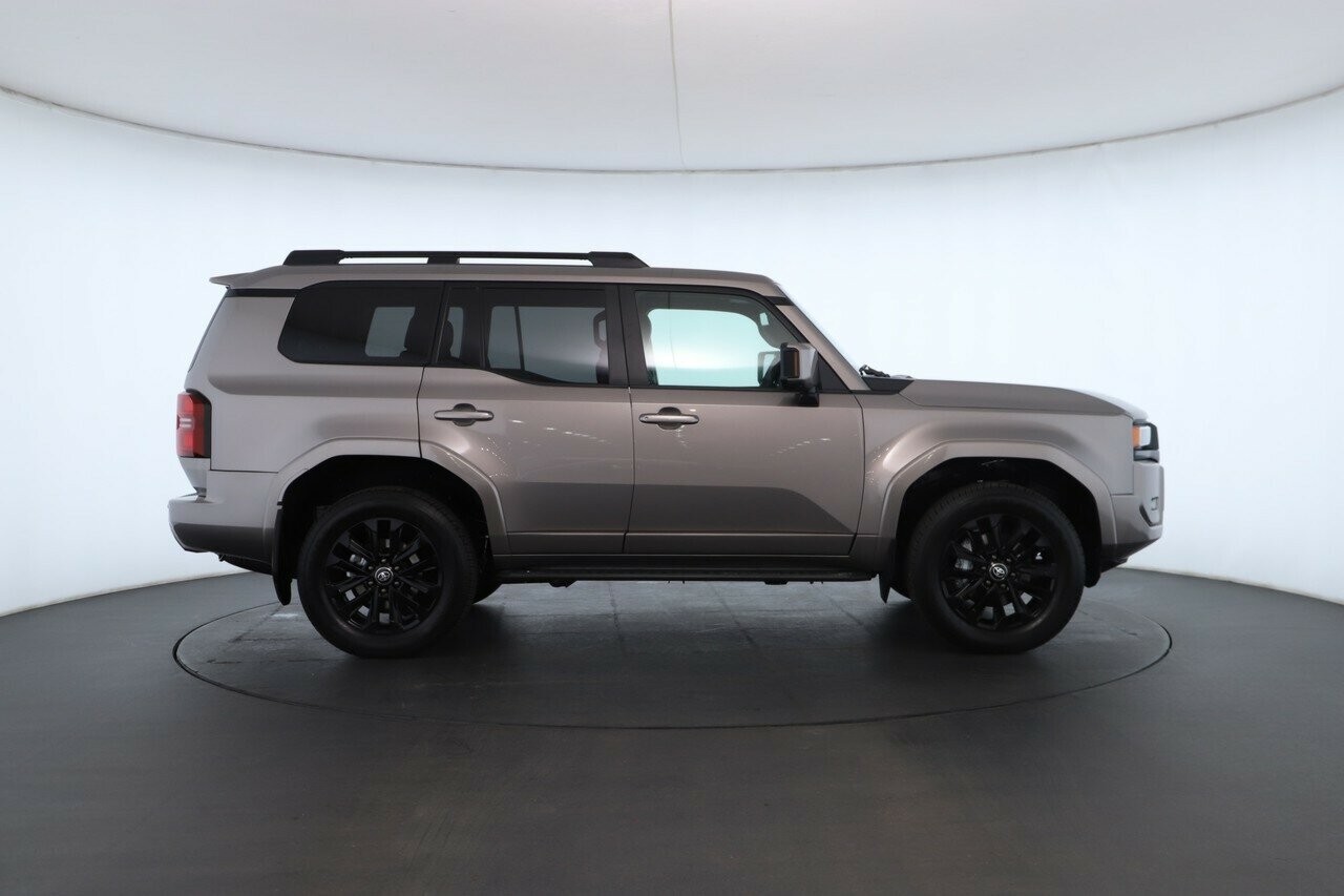Toyota Landcruiser Prado image 2