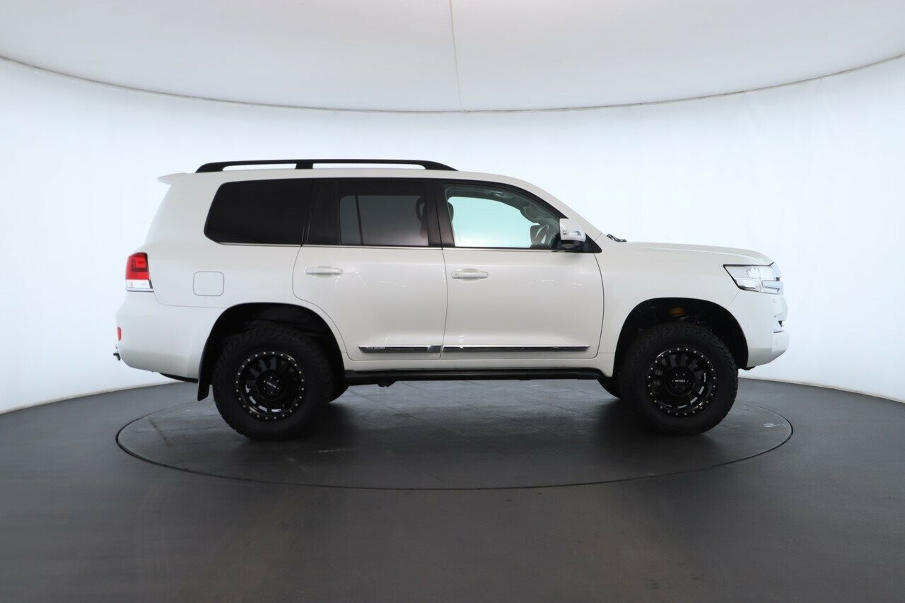 Toyota Landcruiser image 2