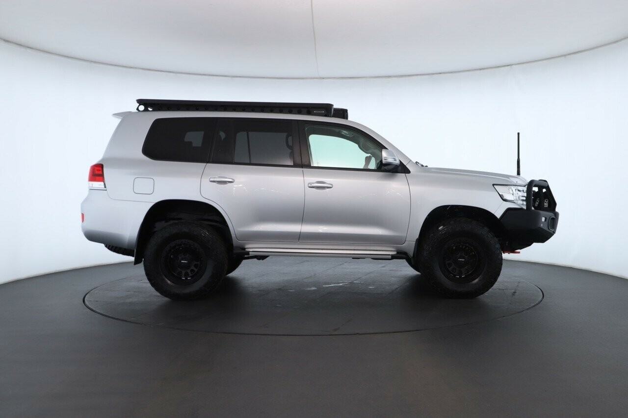 Toyota Landcruiser image 2