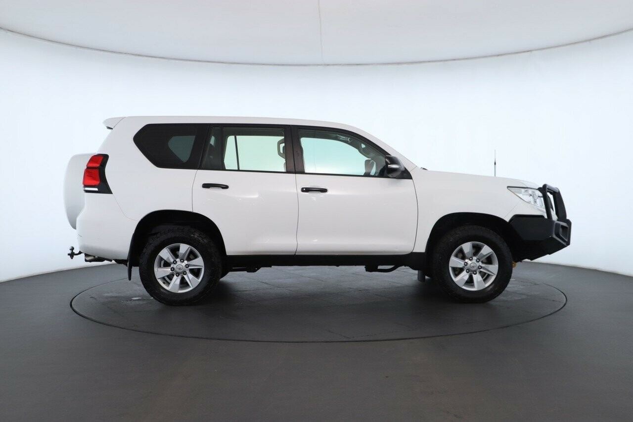 Toyota Landcruiser Prado image 2