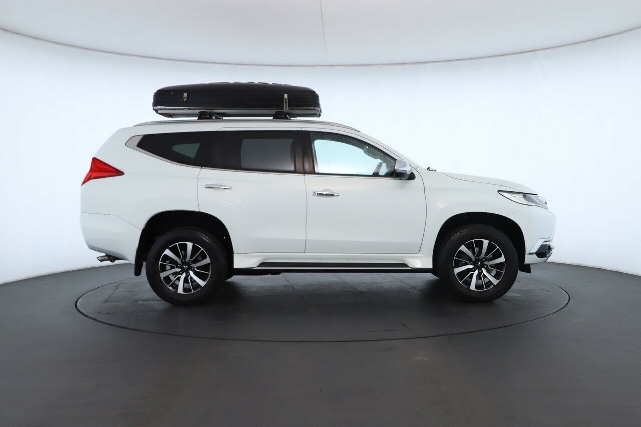 Mitsubishi Pajero Sport image 2