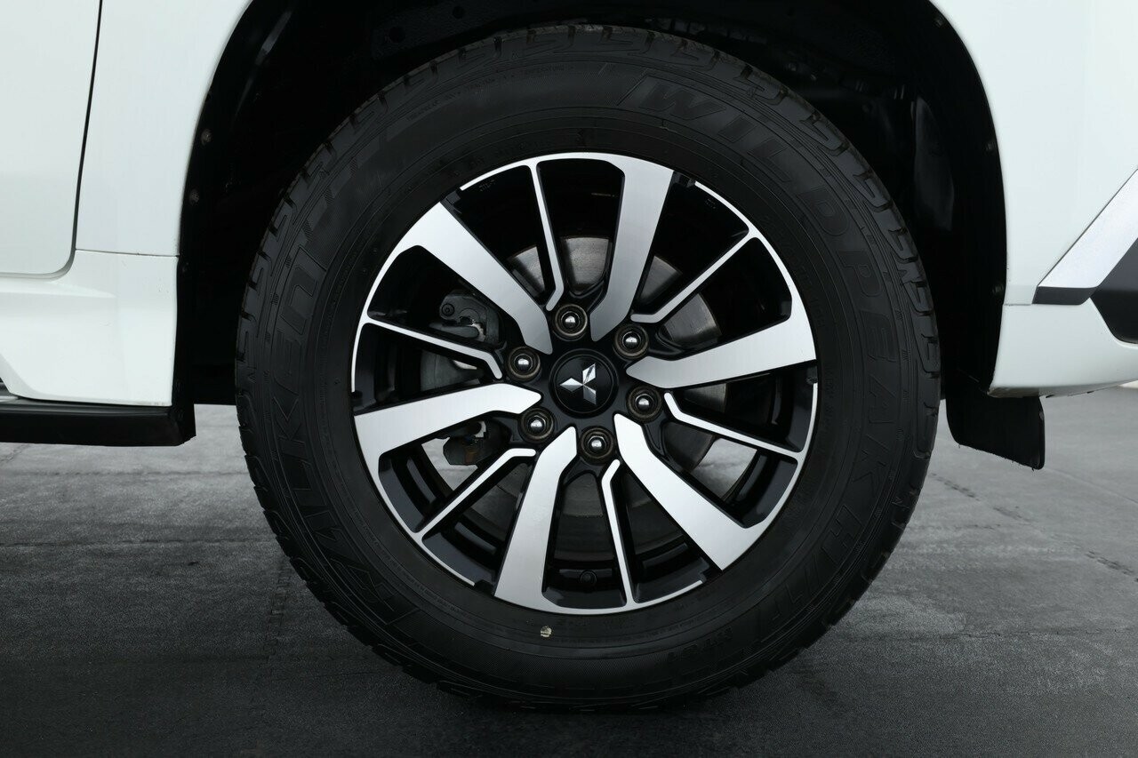 Mitsubishi Pajero Sport image 3