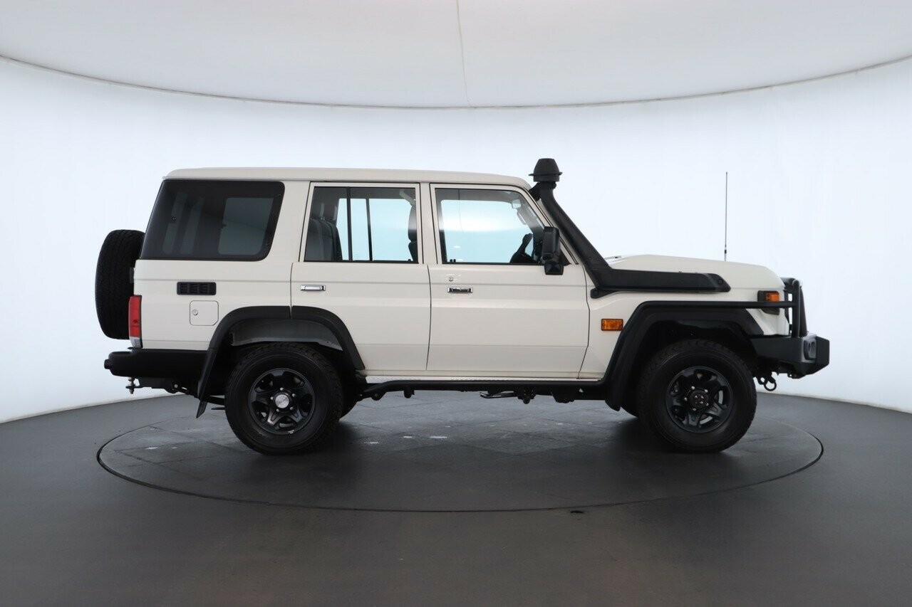 Toyota Landcruiser image 2