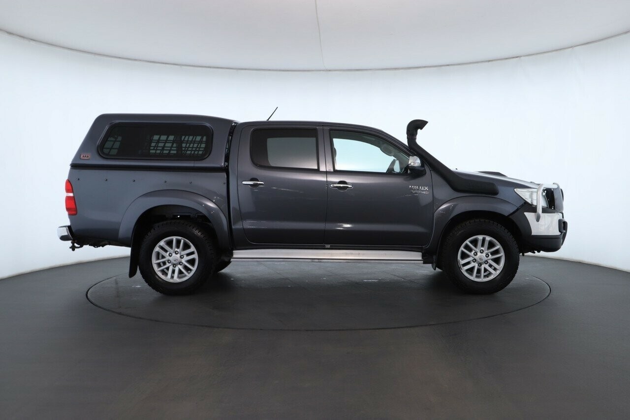 Toyota Hilux image 2