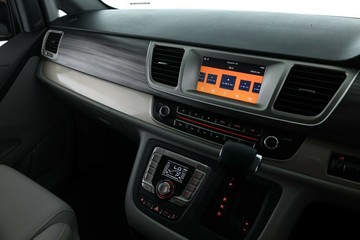 https://vehicle-cdn.autoleague.cloud/30353_61037893_18.jpg
