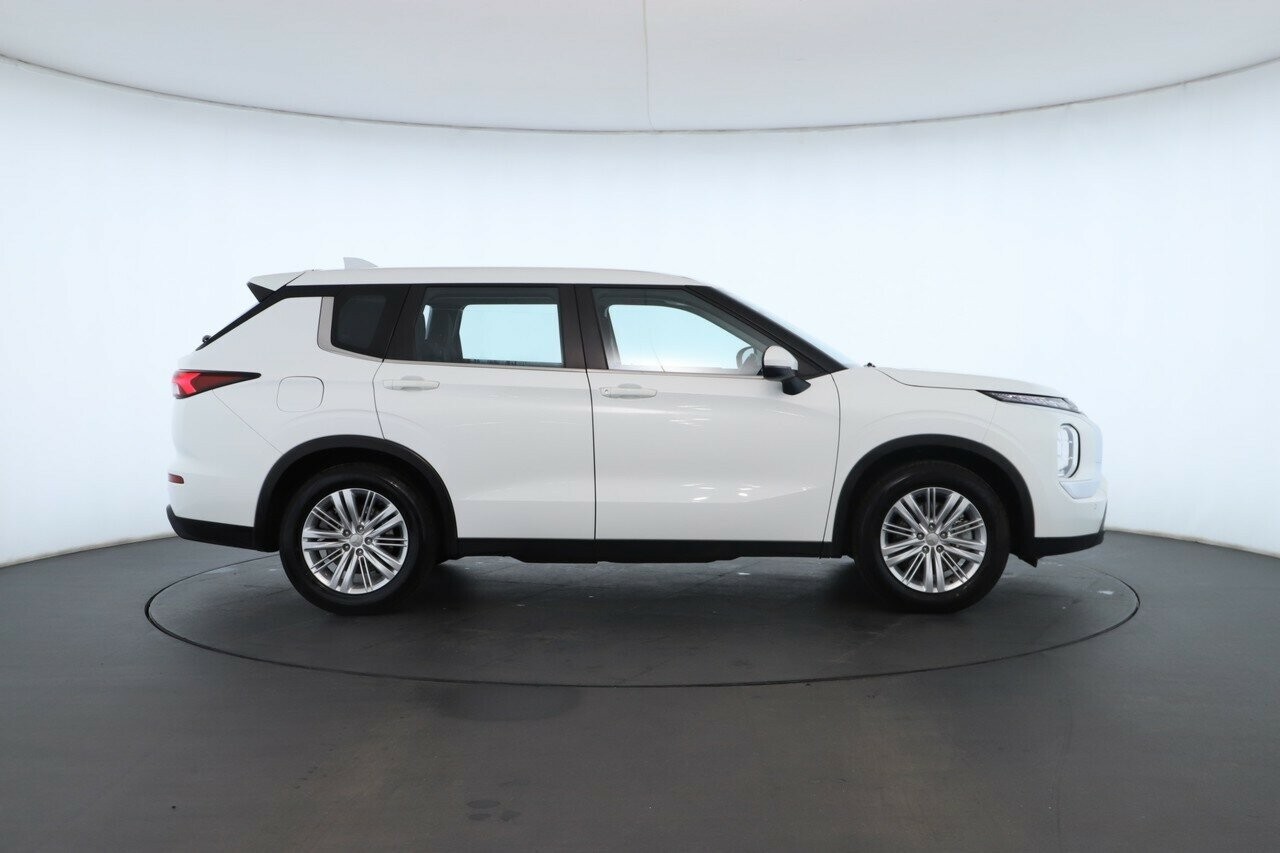 Mitsubishi Outlander image 2