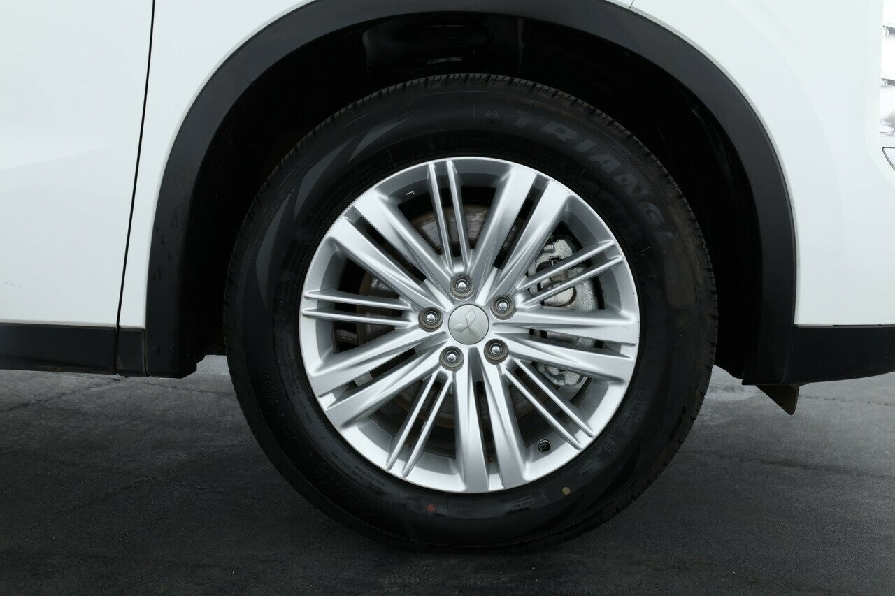Mitsubishi Outlander image 3