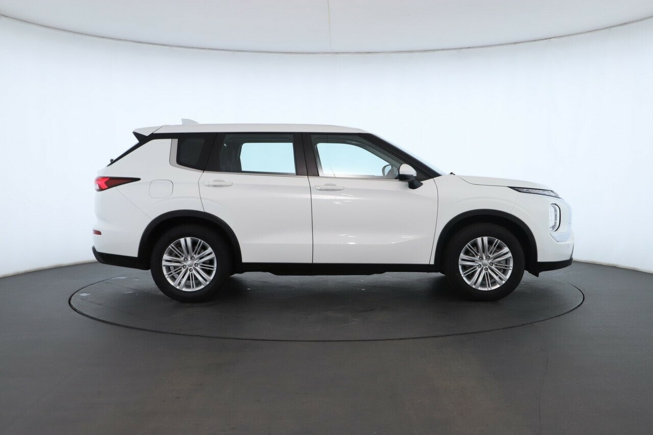 Mitsubishi Outlander image 2