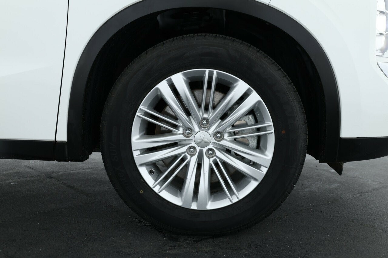 Mitsubishi Outlander image 3