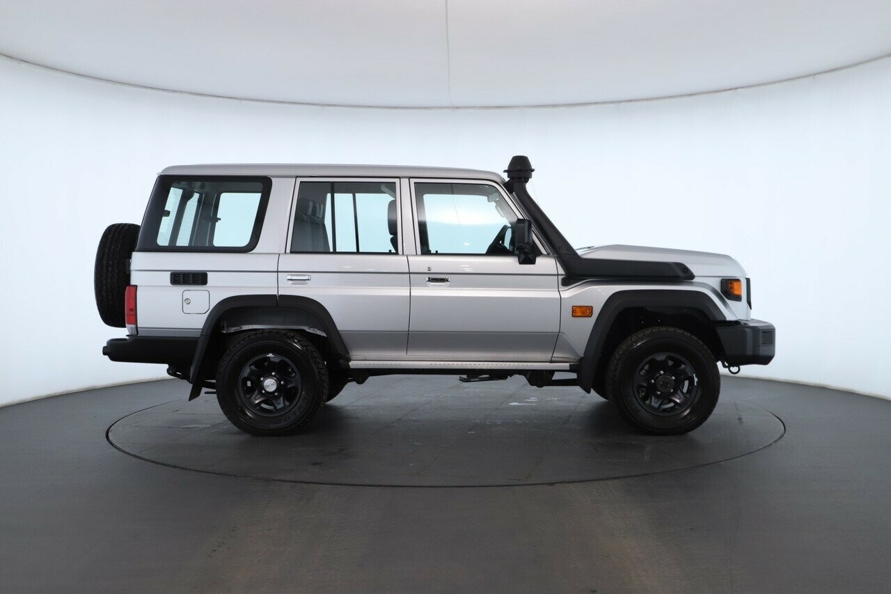 Toyota Landcruiser image 2