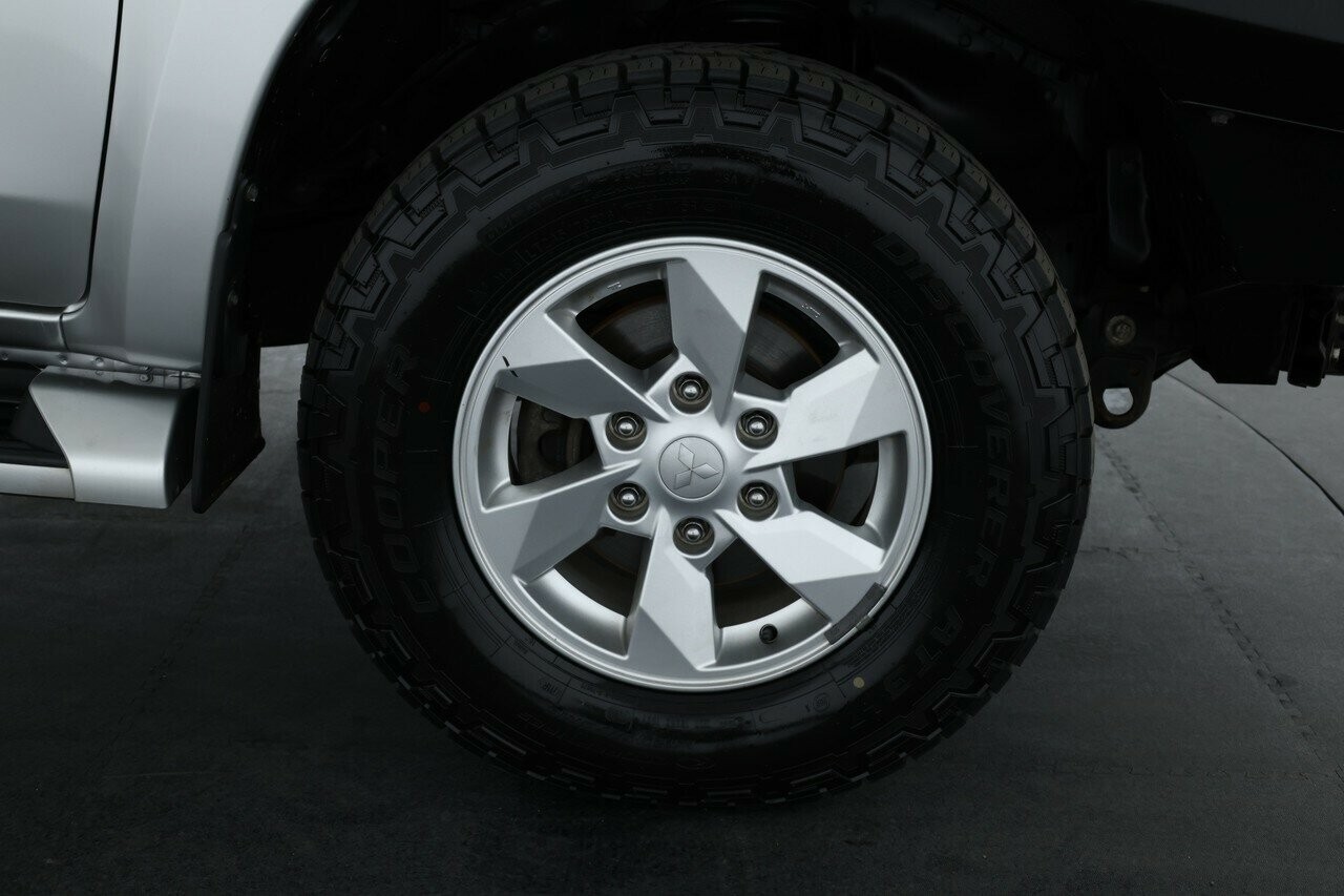 Mitsubishi Triton image 3