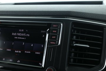 https://vehicle-cdn.autoleague.cloud/30353_61039022_23.jpg