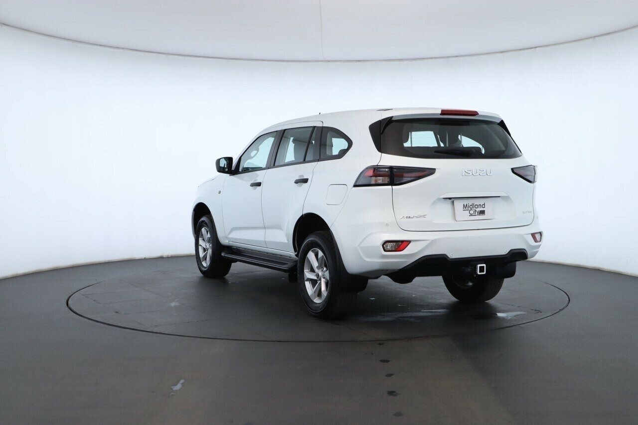 Isuzu Mu-x image 2
