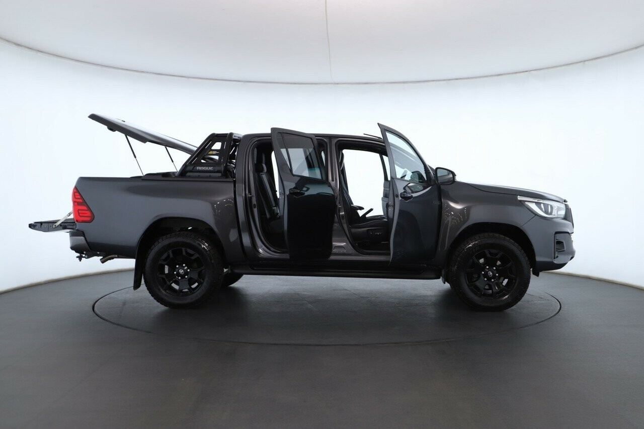 Toyota Hilux image 2
