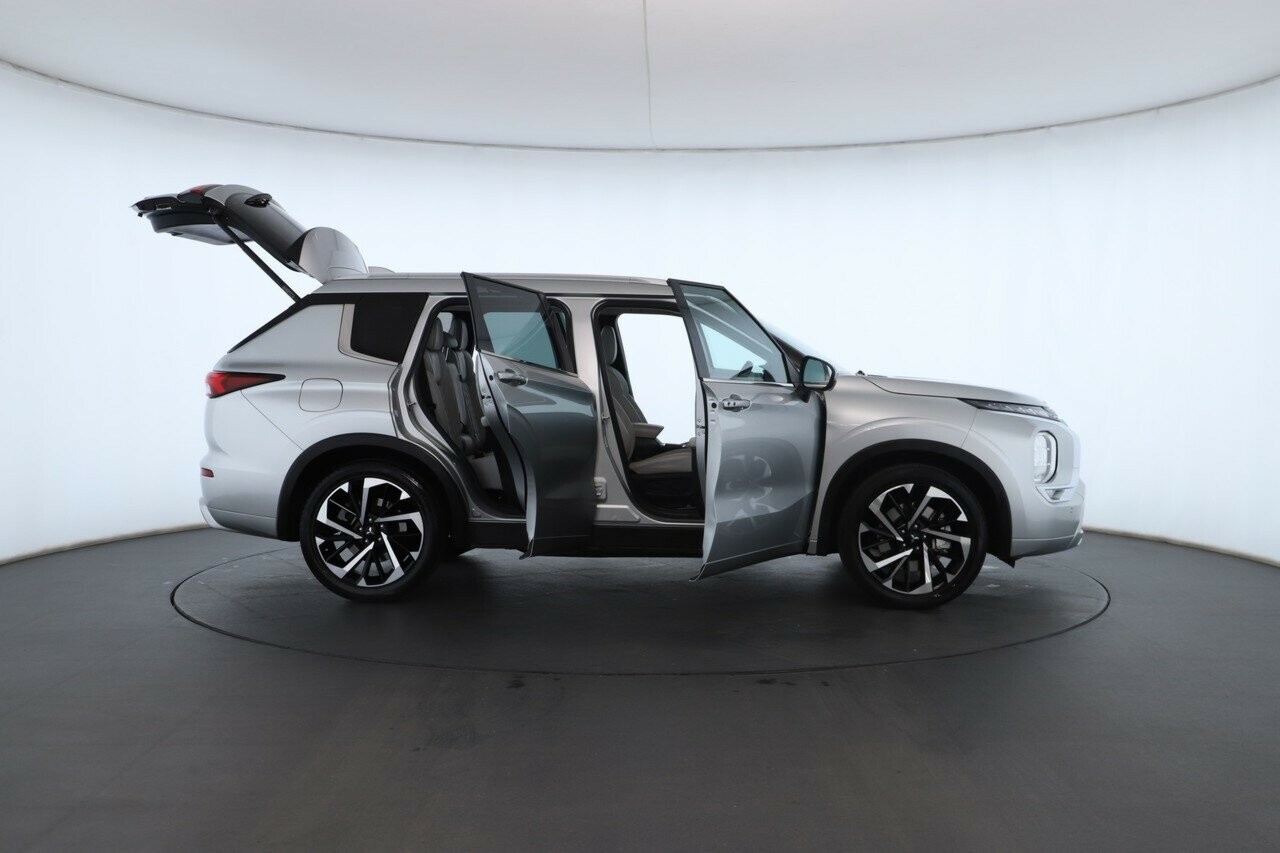 Mitsubishi Outlander image 2