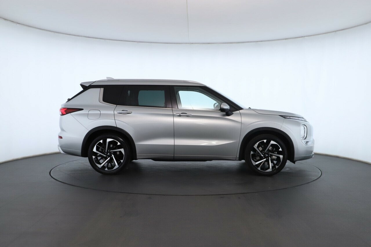 Mitsubishi Outlander image 3