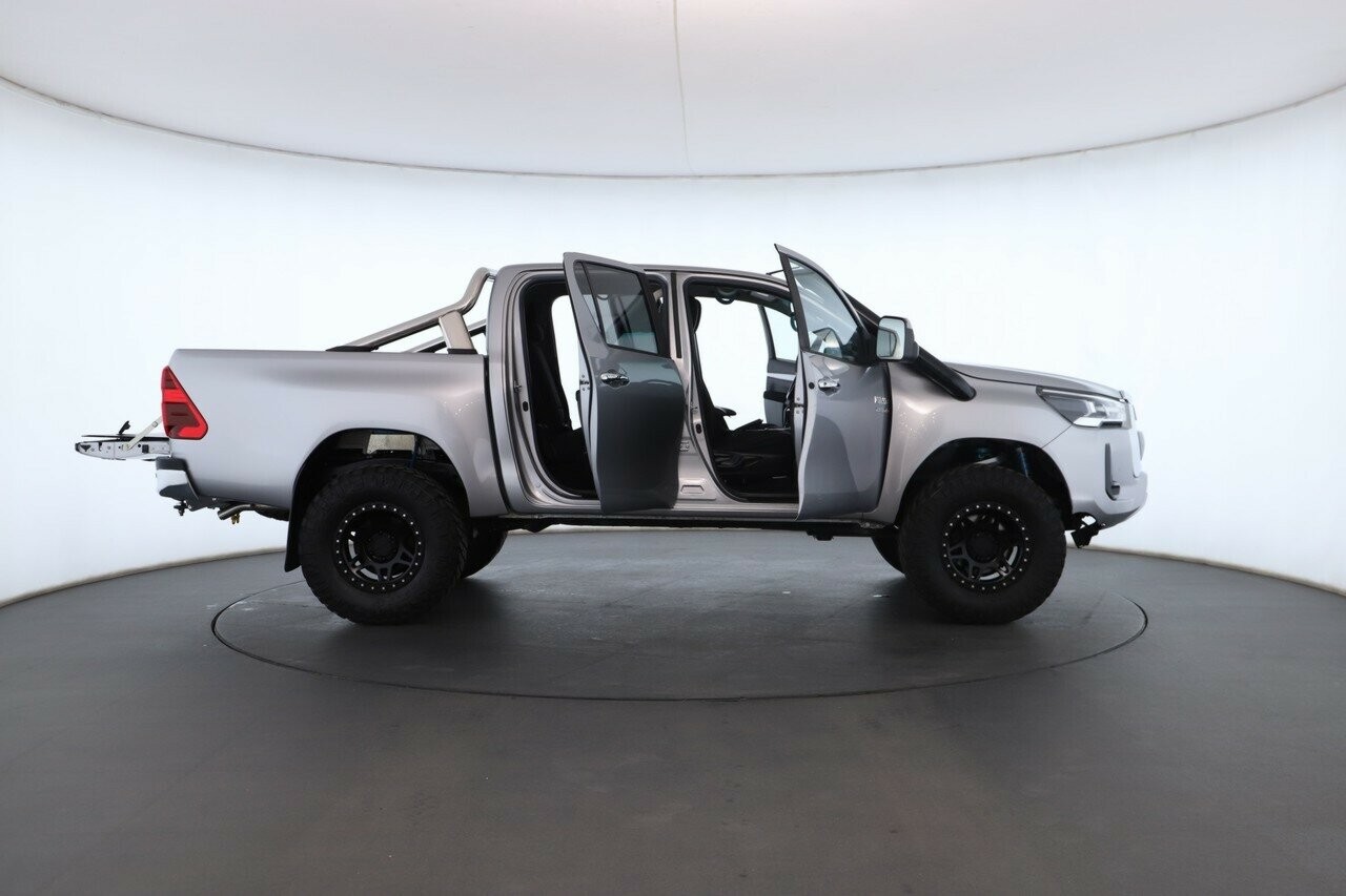Toyota Hilux image 2