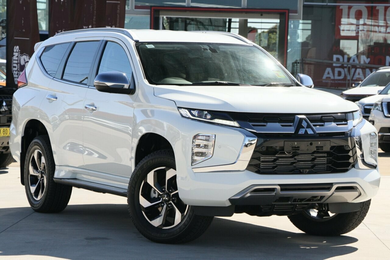 Mitsubishi Pajero Sport image 1