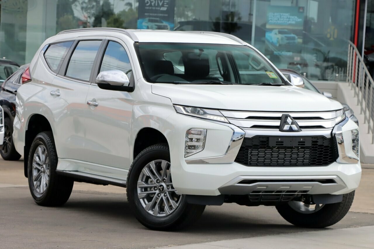 Mitsubishi Pajero Sport image 1