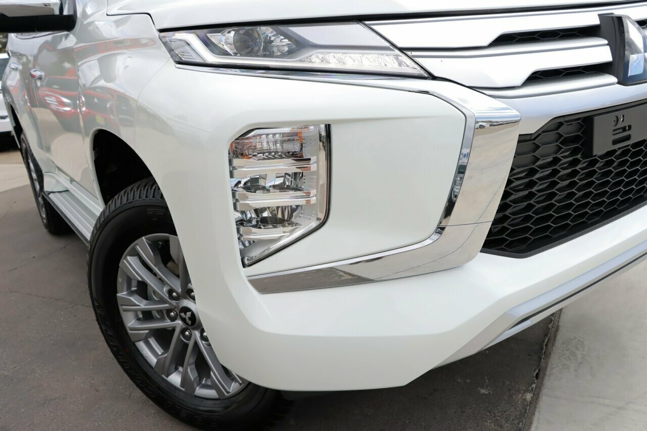 Mitsubishi Pajero Sport image 2