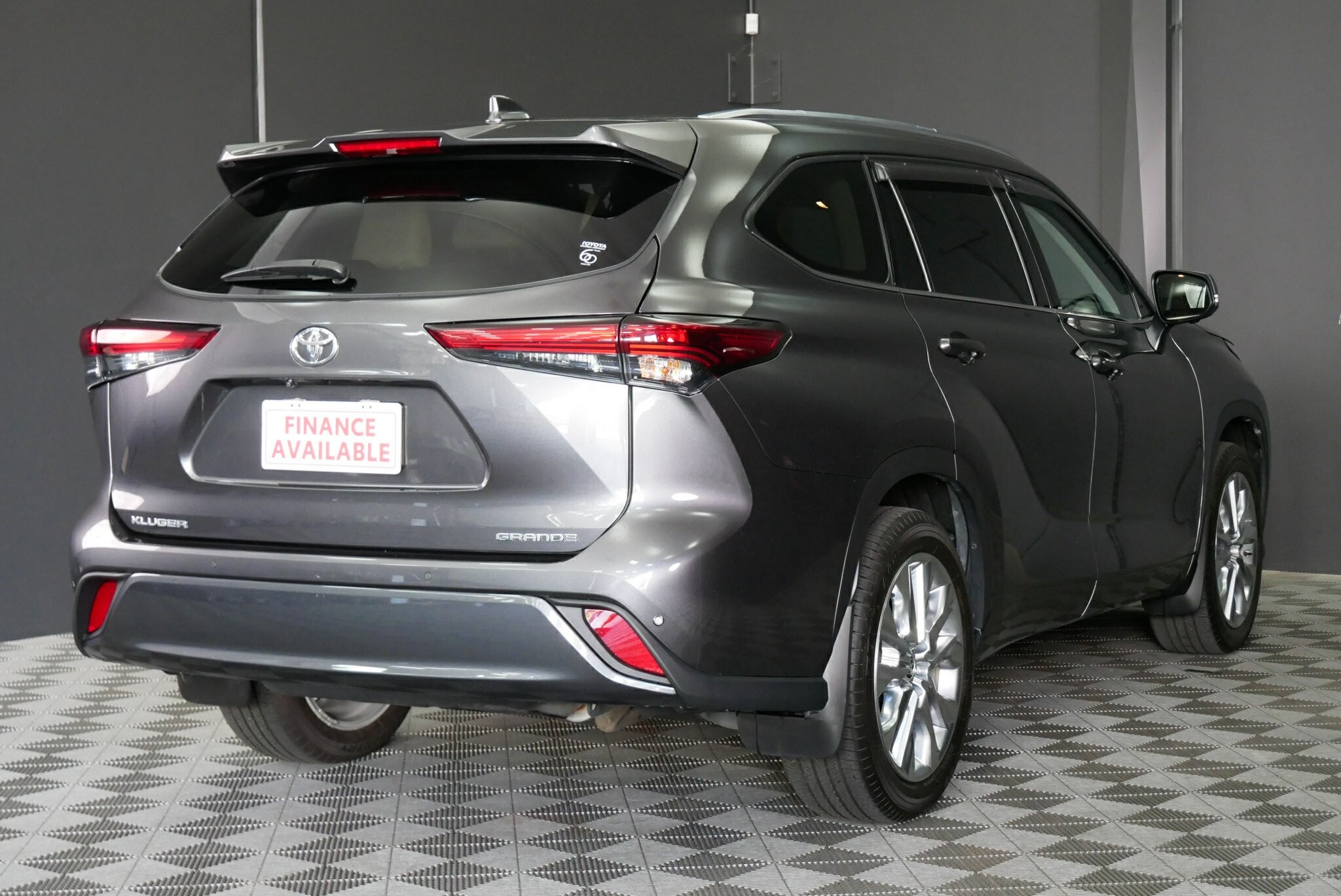 Toyota Kluger image 4