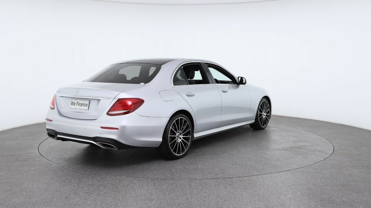 Mercedes Benz E-class image 4