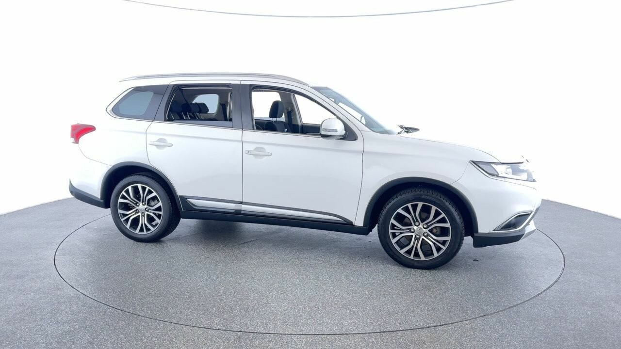 Mitsubishi Outlander image 2