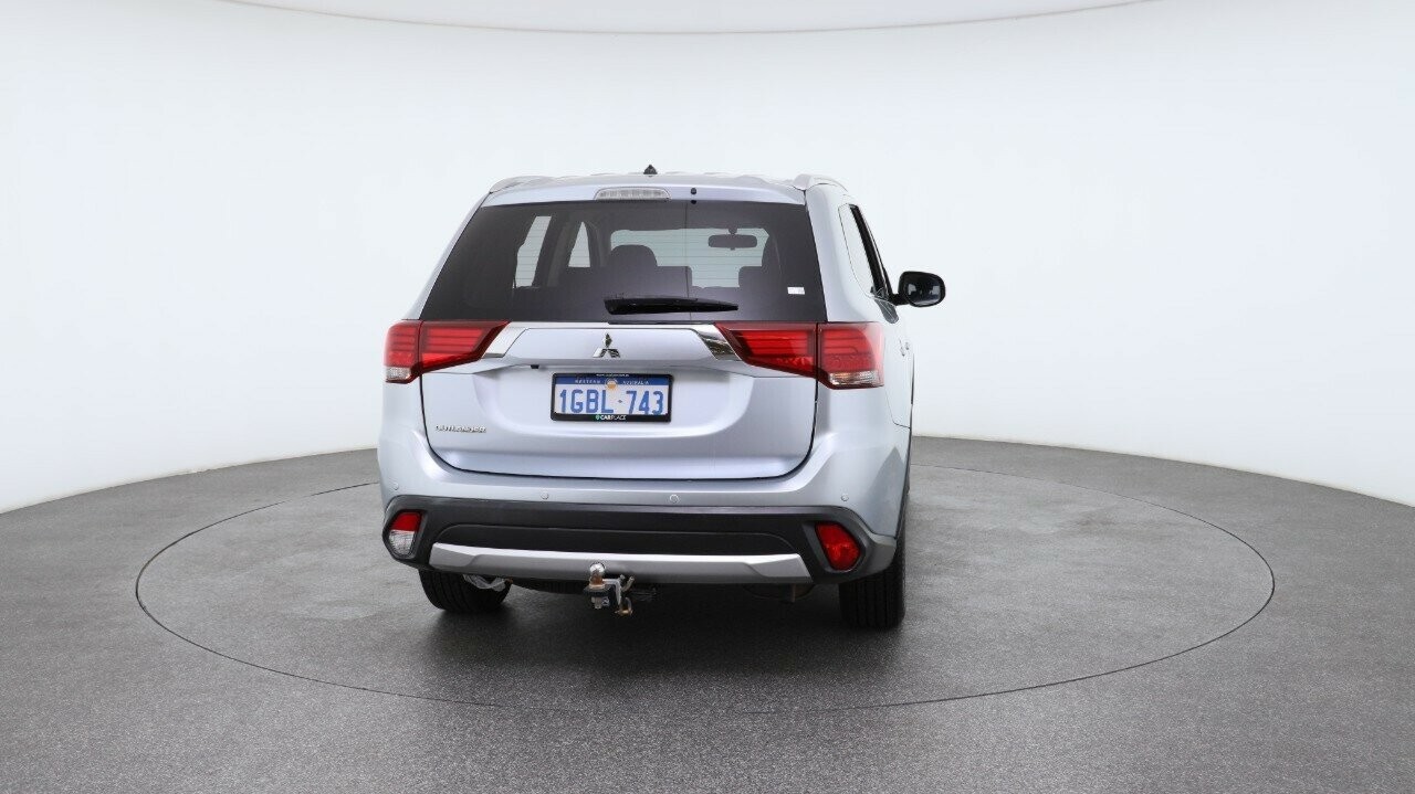 Mitsubishi Outlander image 2