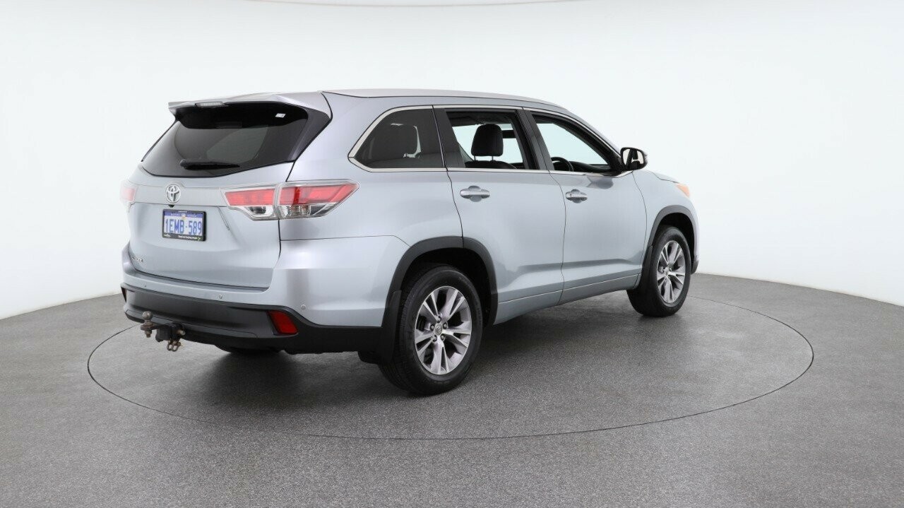 Toyota Kluger image 4