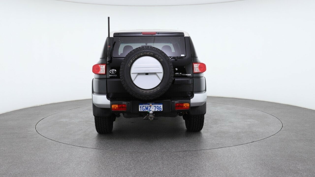 Toyota Fj Cruiser image 2