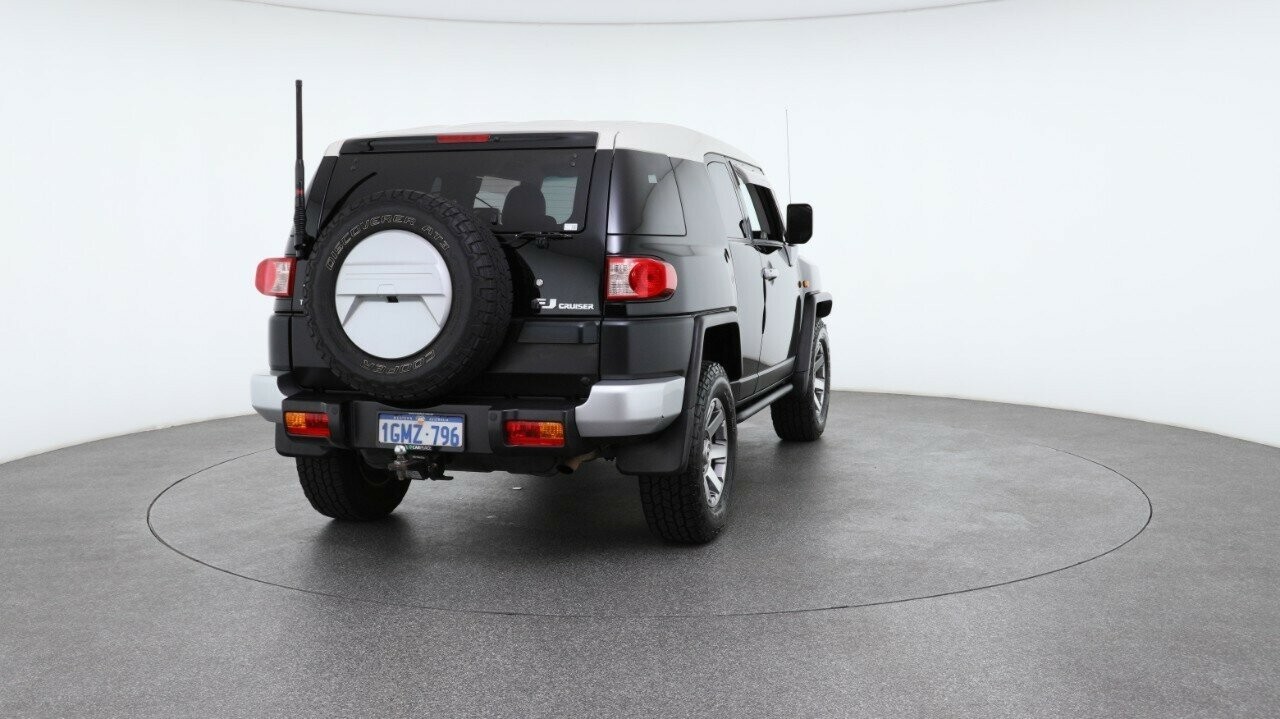 Toyota Fj Cruiser image 3