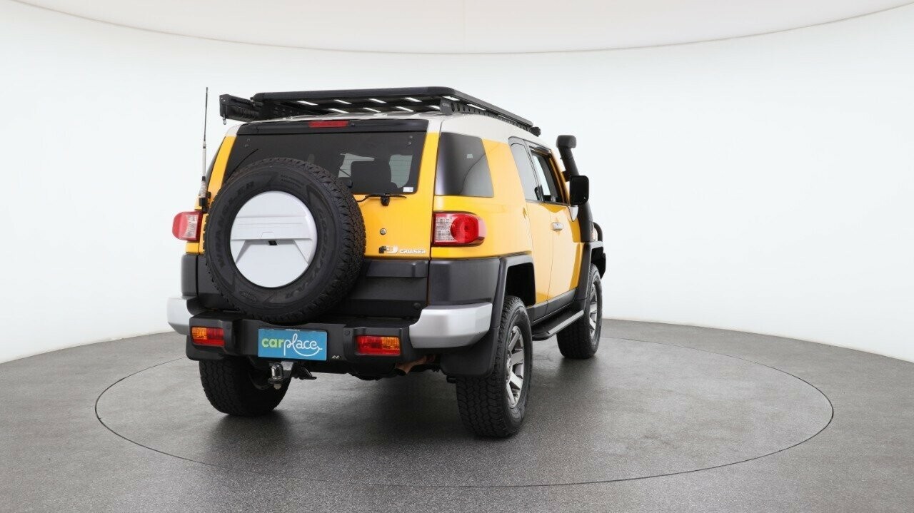 Toyota Fj Cruiser image 3