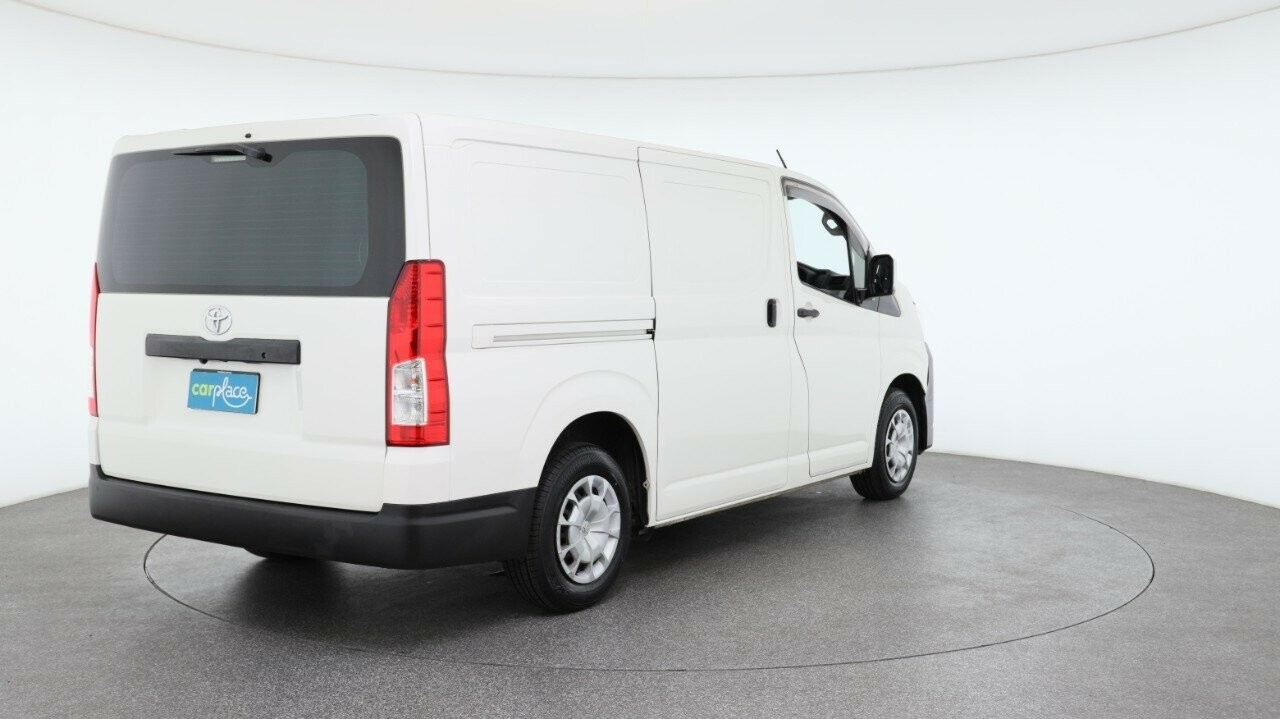 Toyota Hiace image 4