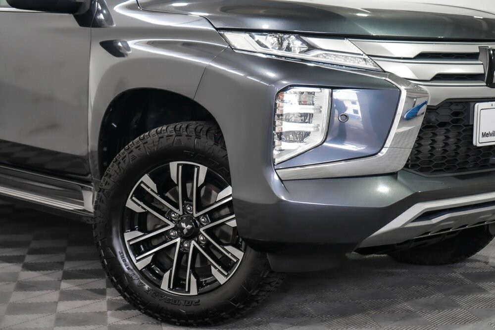 Mitsubishi Pajero Sport image 2