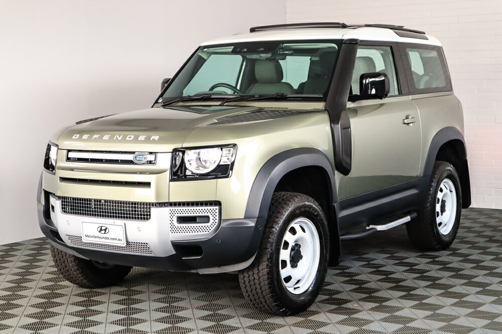 Land Rover Defender image 4