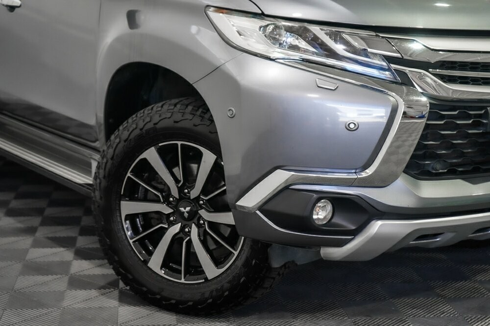 Mitsubishi Pajero Sport image 2