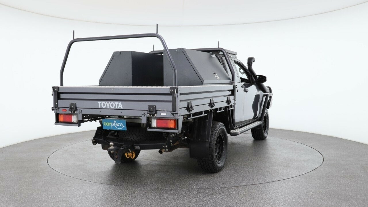 Toyota Hilux image 2