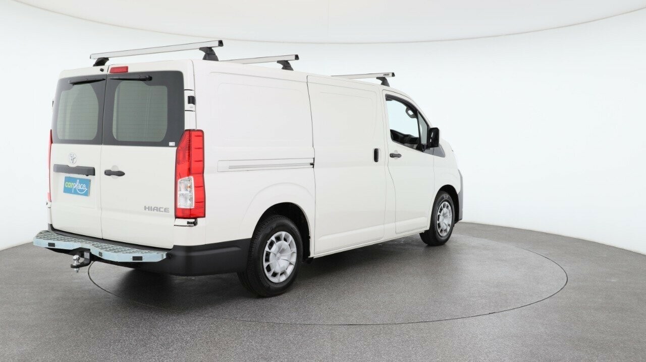 Toyota Hiace image 4