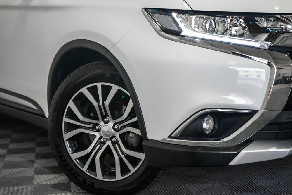 Mitsubishi Outlander image 2