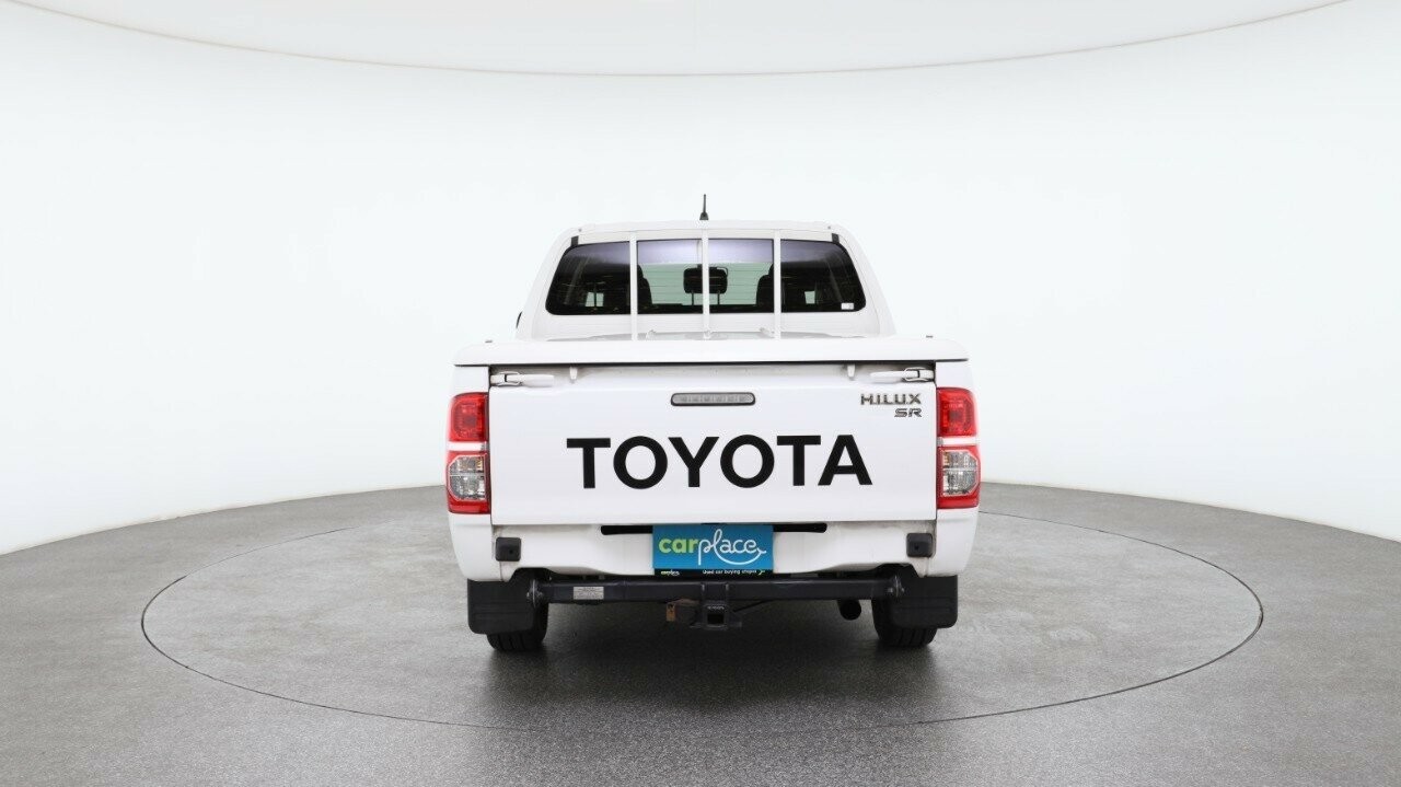 Toyota Hilux image 2