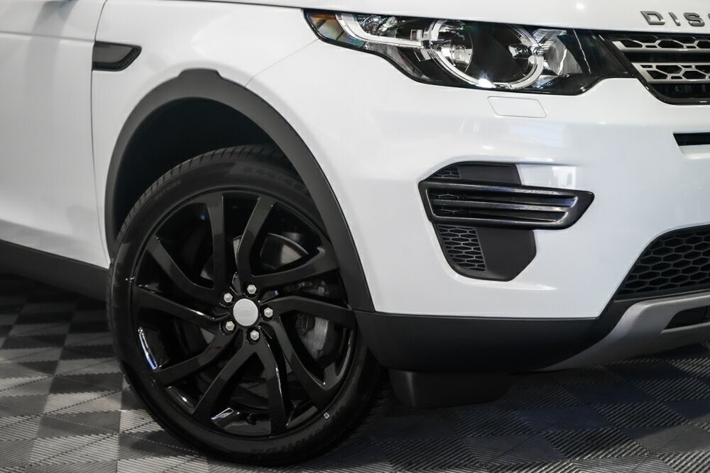 Land Rover Discovery Sport image 2