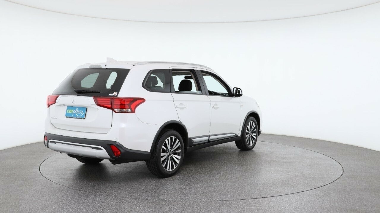 Mitsubishi Outlander image 4