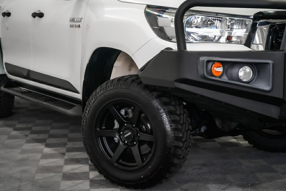 Toyota Hilux image 2