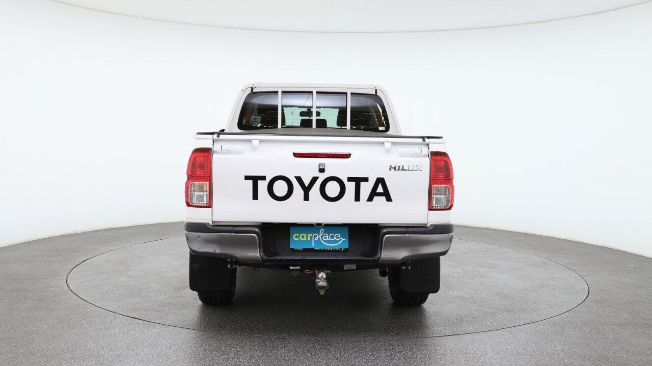 Toyota Hilux image 2