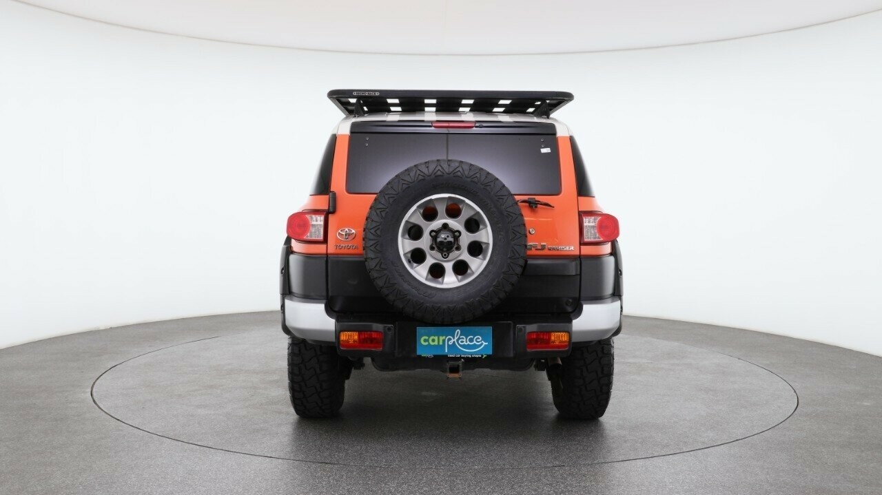 Toyota Fj Cruiser image 2