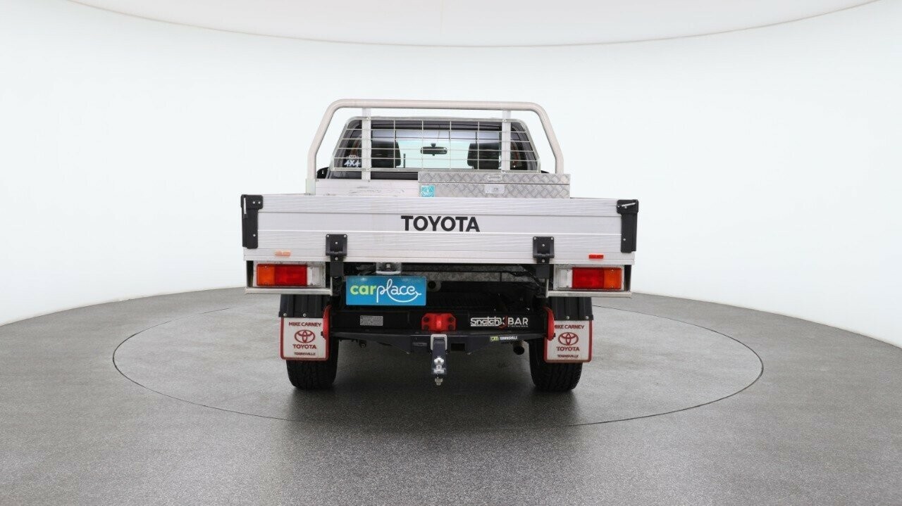 Toyota Hilux image 2