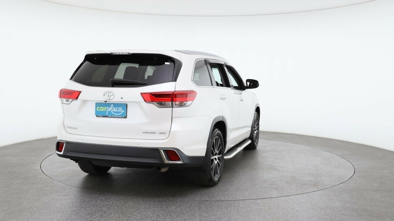 Toyota Kluger image 3