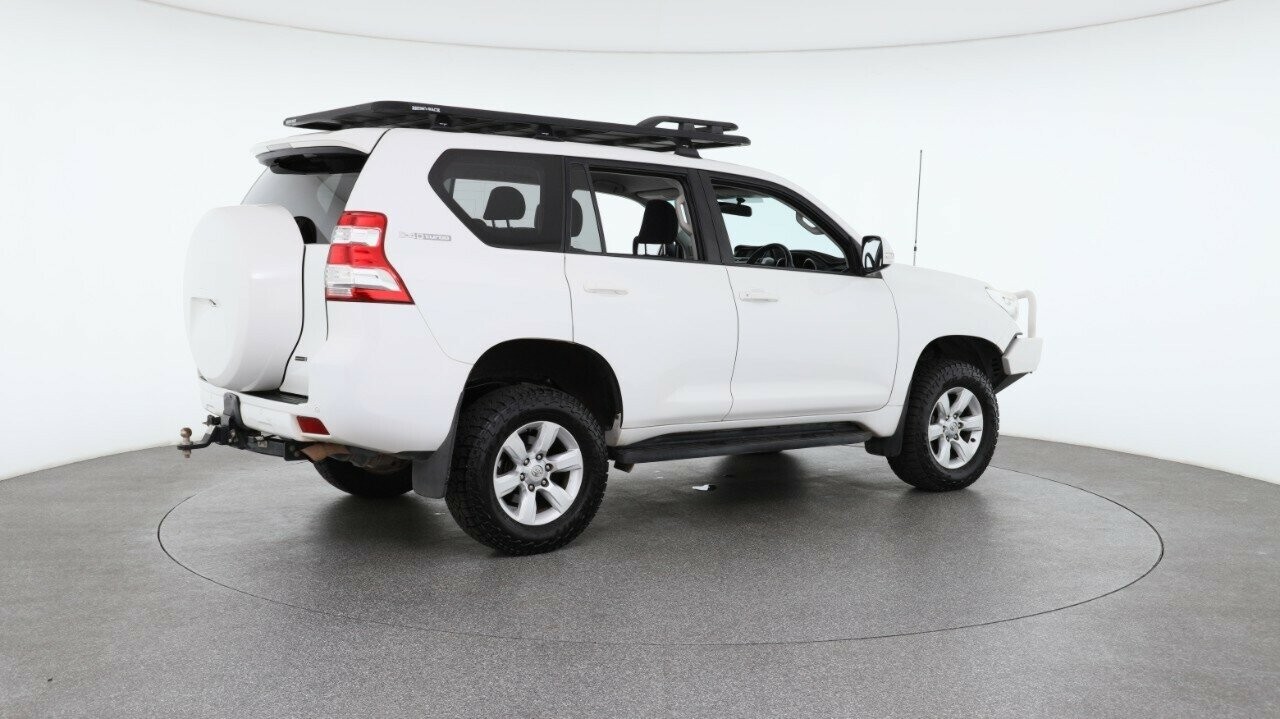 Toyota Landcruiser Prado image 4