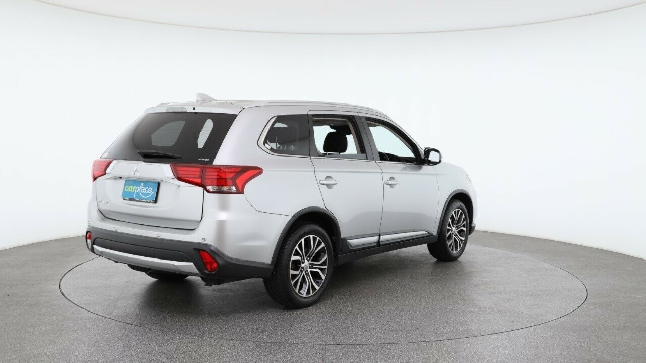 Mitsubishi Outlander image 4